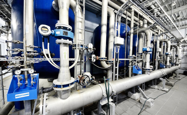 发电厂冷却循环水系统简介发电厂冷却循环水系统是电力生产的核心配套系统，主要为凝汽器、发电机、变压器及锅炉辅机等关键设备提供冷却服务，是保障机组高效稳定运行、避免设备