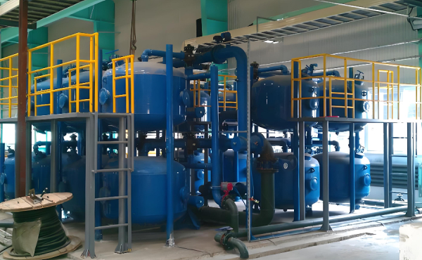 石油化工炼油装置循环水系统简介石油化工炼油装置循环水系统是炼油生产的核心配套系统，主要为炼油全流程设备提供冷却服务，覆盖常减压、催化裂化、加氢精制等关键装置，是保障炼